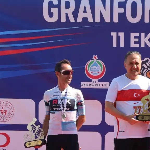 Granfondo Yalova’da pedallar çevrildi, ödüller sahiplerini buldu! 🚴🏆 Kısa ve uzun parkur genel klasmanlarında dereceye giren sporcularımızı kutluyoruz.
