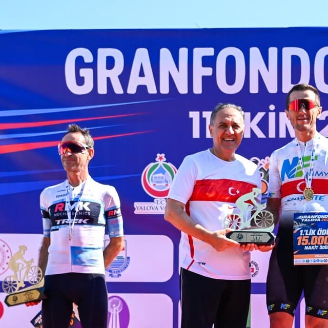 Valiliğimiz himayesinde gerçekleştirilen 2. Granfondo Yalova’da Valimiz Sayın Dr. Ahmet Hamdi Usta dereceye giren sporcularımıza ödül ve madalyalarını takdim etti.